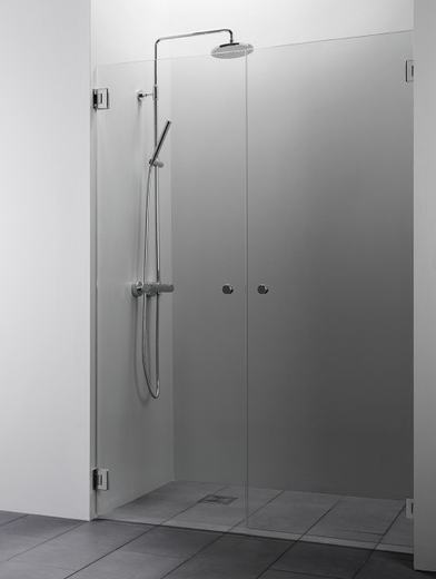 ELEGANCE 23 Tilanjakaja: kaksi suihkuovea